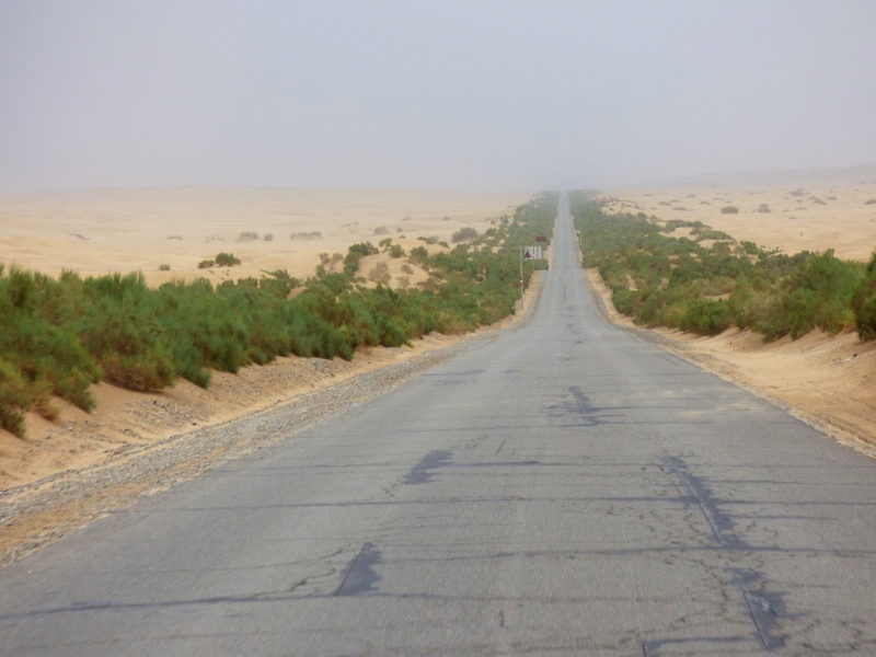 794 La route qui traverse le désert du Taklimakan