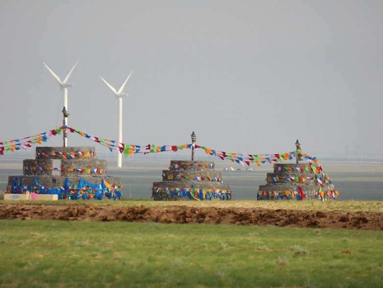 854 Stupa d'hier et éoliennes d'aujurd'hui dans la steppe