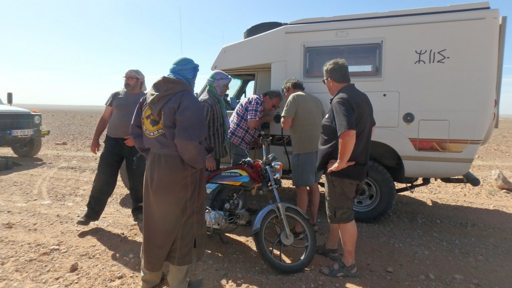 Ce motard a besoin d'essence ... seul François en a ...